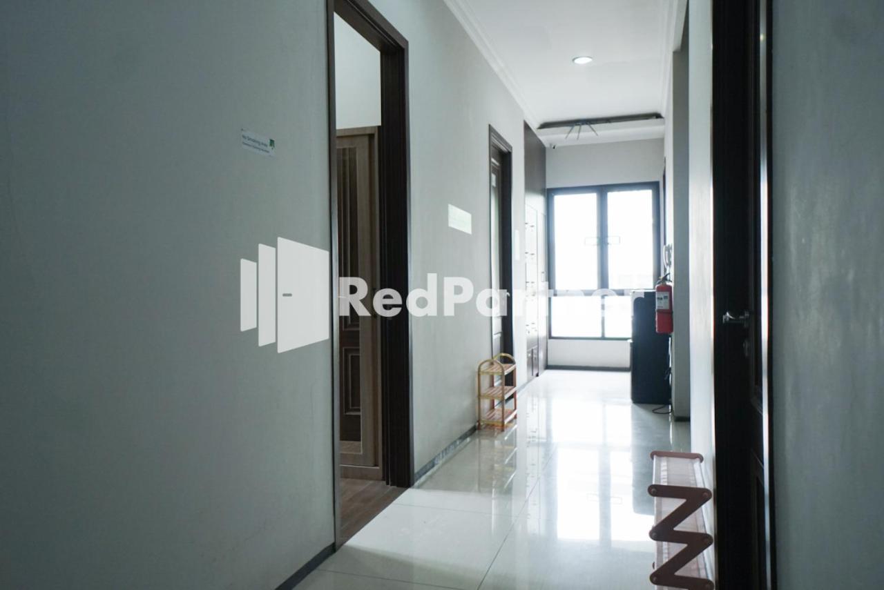 فندق Toba Mansion Syariah Near Benhil Redpartner جاكرتا المظهر الخارجي الصورة