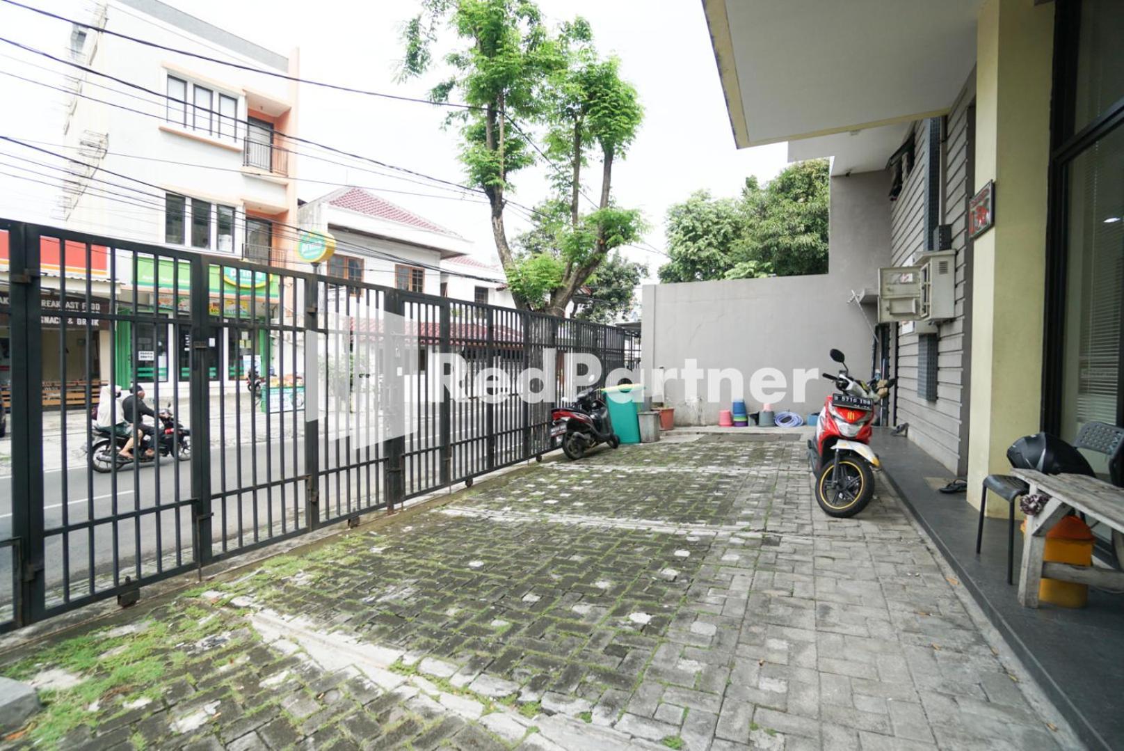 فندق Toba Mansion Syariah Near Benhil Redpartner جاكرتا المظهر الخارجي الصورة
